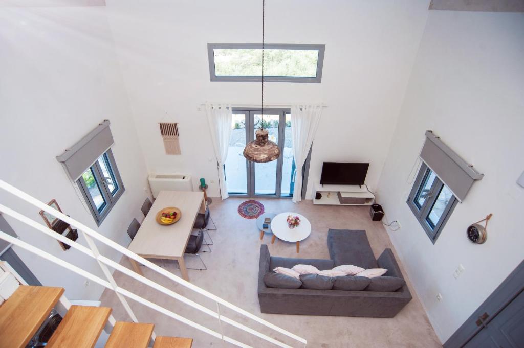 z widokiem na salon ze schodami w obiekcie LAURA_SEA VIEW_HOUSE w mieście Katouna