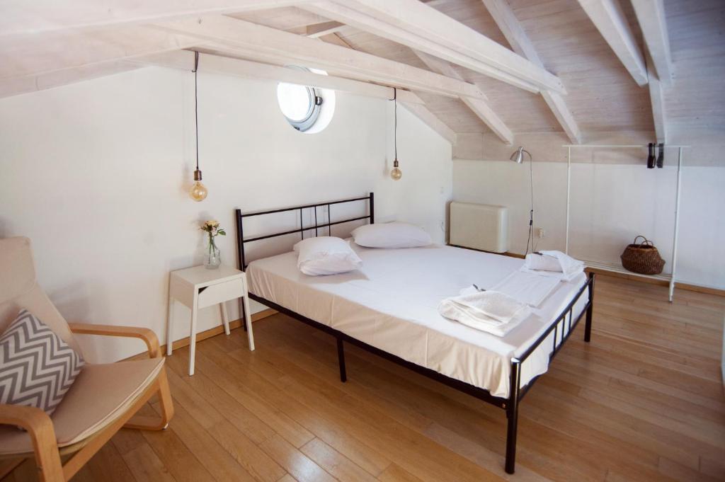 sypialnia z dużym łóżkiem i krzesłem w obiekcie LAURA_SEA VIEW_HOUSE w mieście Katouna