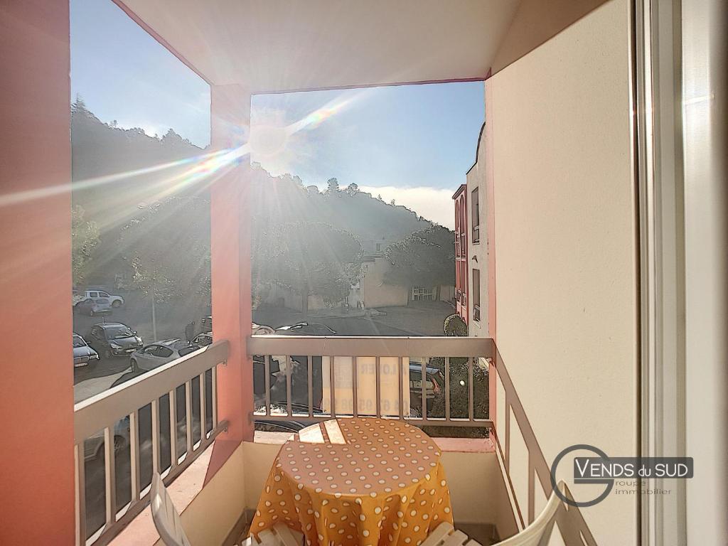 balcón con vistas a la montaña en Studio tout confort proche Thermes & centre ville, en Lamalou-les-Bains