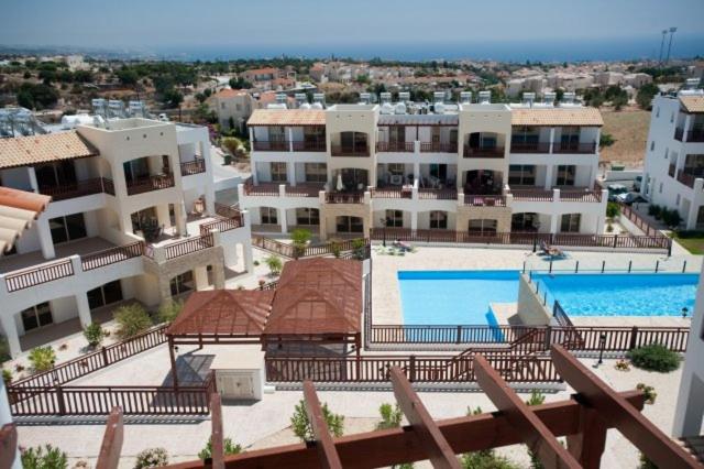 Luxury 2 bedroom apartment with large balcony, pool view and FREE WIFI