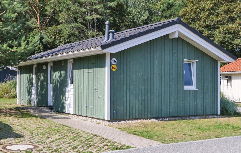 een groen gebouw aan de kant van een weg bij Schatzkiste 16 - Dorf 4 in Travemünde