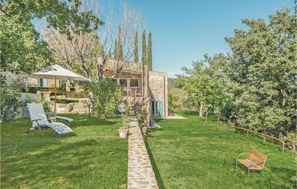 einen Garten mit einem Haus und einer Bank im Hof in der Unterkunft Casa Quercia Grande in Pereta