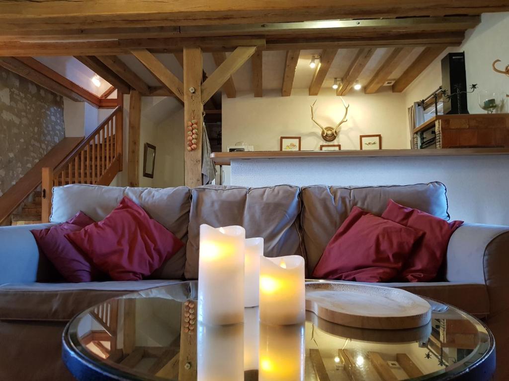 - un salon avec un canapé et des bougies sur une table dans l'établissement Chateau de Salvert - Gites, à Neuillé