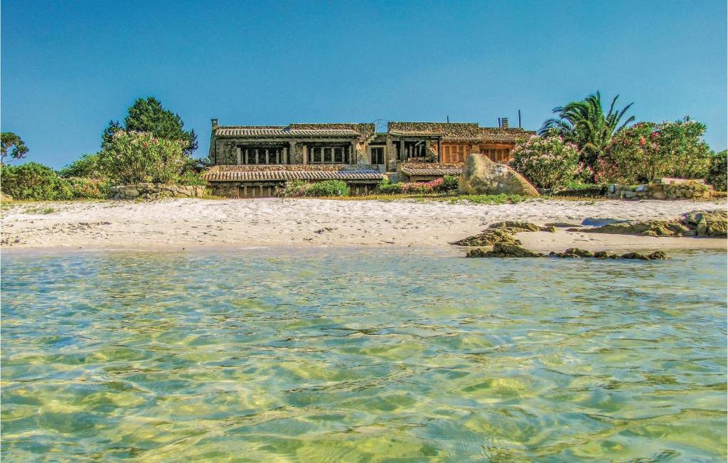 una casa su una spiaggia vicino all'acqua di Villa Asfodeli a Porto Rotondo