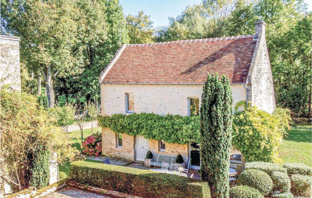 una gran casa blanca con techo en 3 Bedroom Gorgeous Home In Fontaine-henry, en Fontaine-Henry