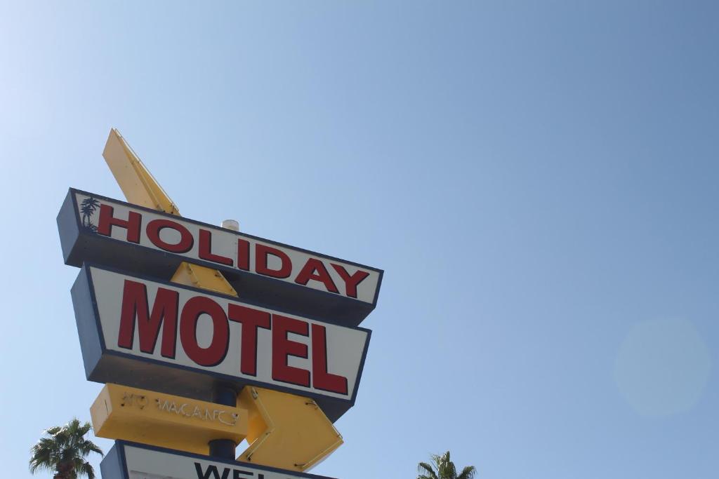 ein Motelschild für ein Ferienmotel in der Unterkunft Indio Holiday Motel in Indio