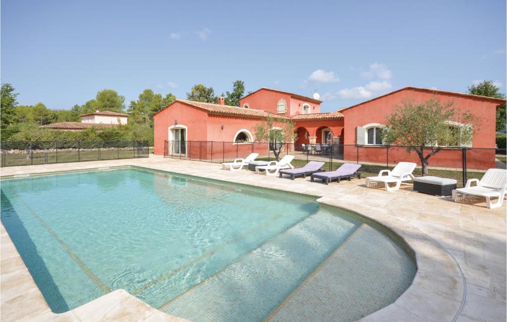 een zwembad met stoelen en een huis bij Nice Home In Callian With Outdoor Swimming Pool in Callian