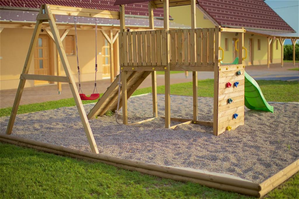 Herní místnost nebo prostor pro děti v ubytování Tourist Farm Apartments Lovrec