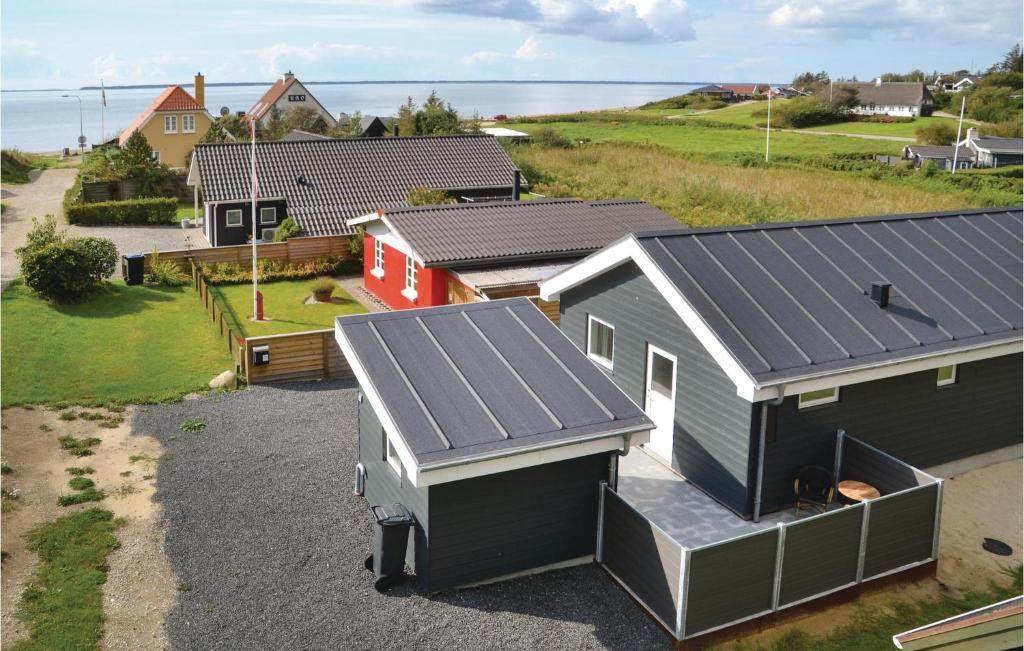 una vista aérea de una casa con techo en Pet Friendly Home In Esbjerg V With House Sea View, en Esbjerg