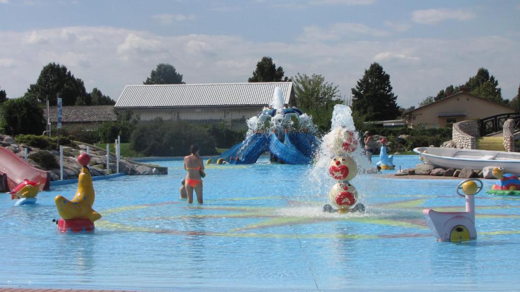 Bazén v ubytování Happy Camp Mobile Homes in Camping Terme Čatež nebo v jeho okolí
