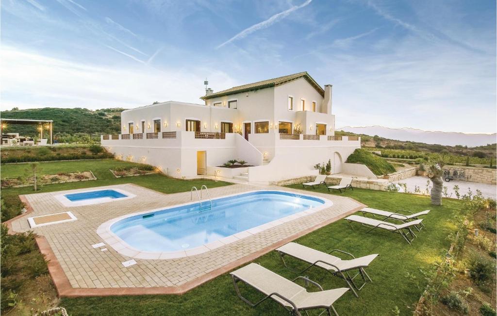 una foto di una villa con piscina di 6 Bedroom Gorgeous Home In Houdetsi,heraklio a Vathípetron