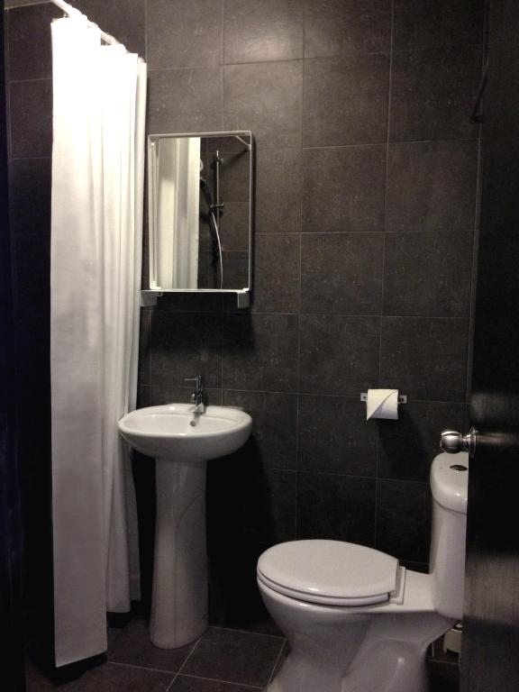 Koupelna v ubytování Tulip Hotel