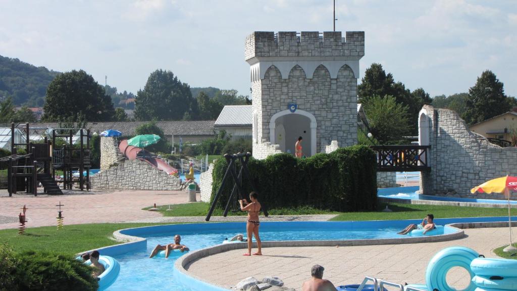 Bazén v ubytování Happy Camp Mobile Homes in Camping Terme Čatež nebo v jeho okolí