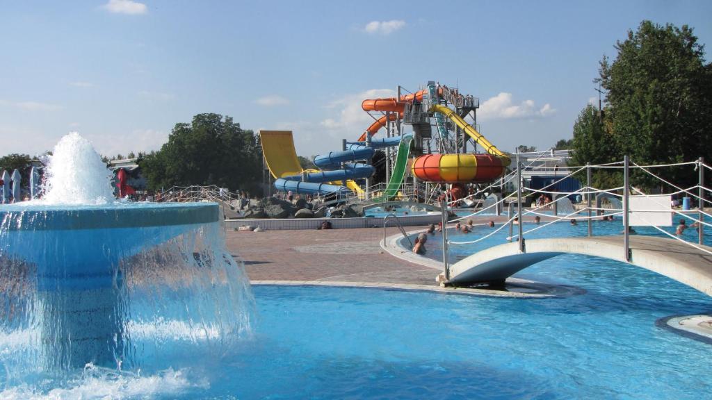 Bazén v ubytování Happy Camp Mobile Homes in Camping Terme Čatež nebo v jeho okolí