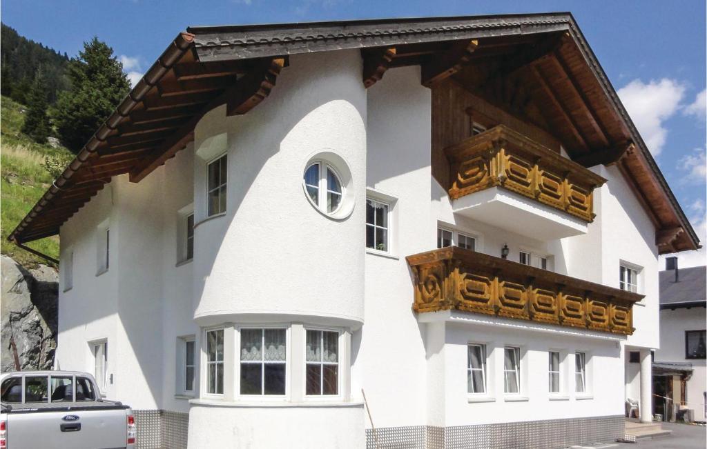 イシュグルにあるStunning Apartment In Ischgl With 2 Bedrooms, Sauna And Wifiの木造屋根の白い大きな建物