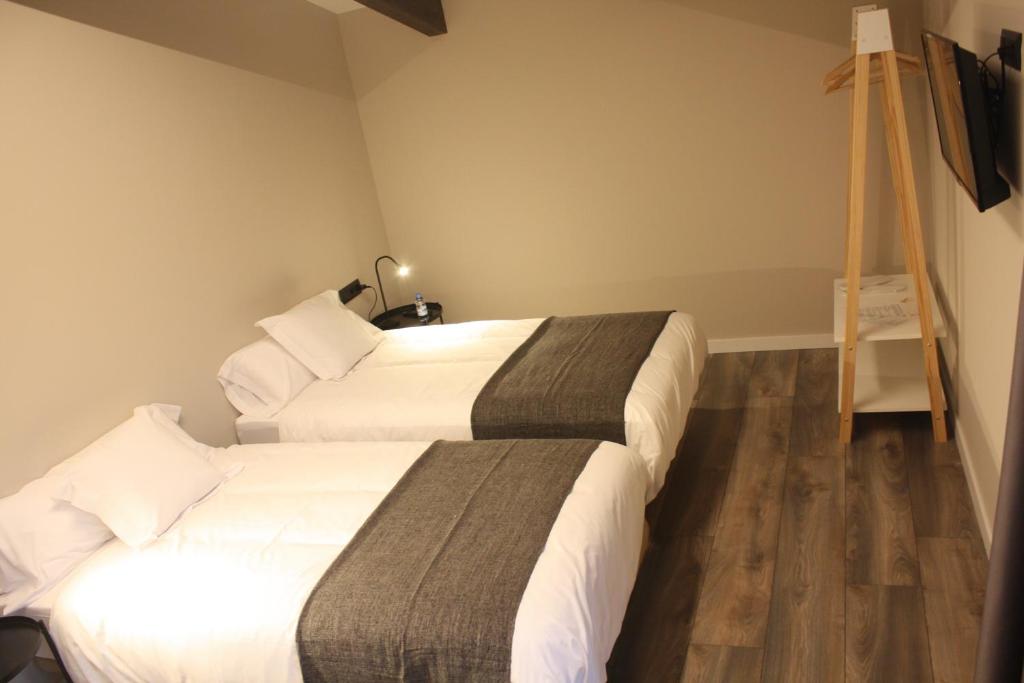 Postel nebo postele na pokoji v ubytování Hotel Els Avets de Camprodon