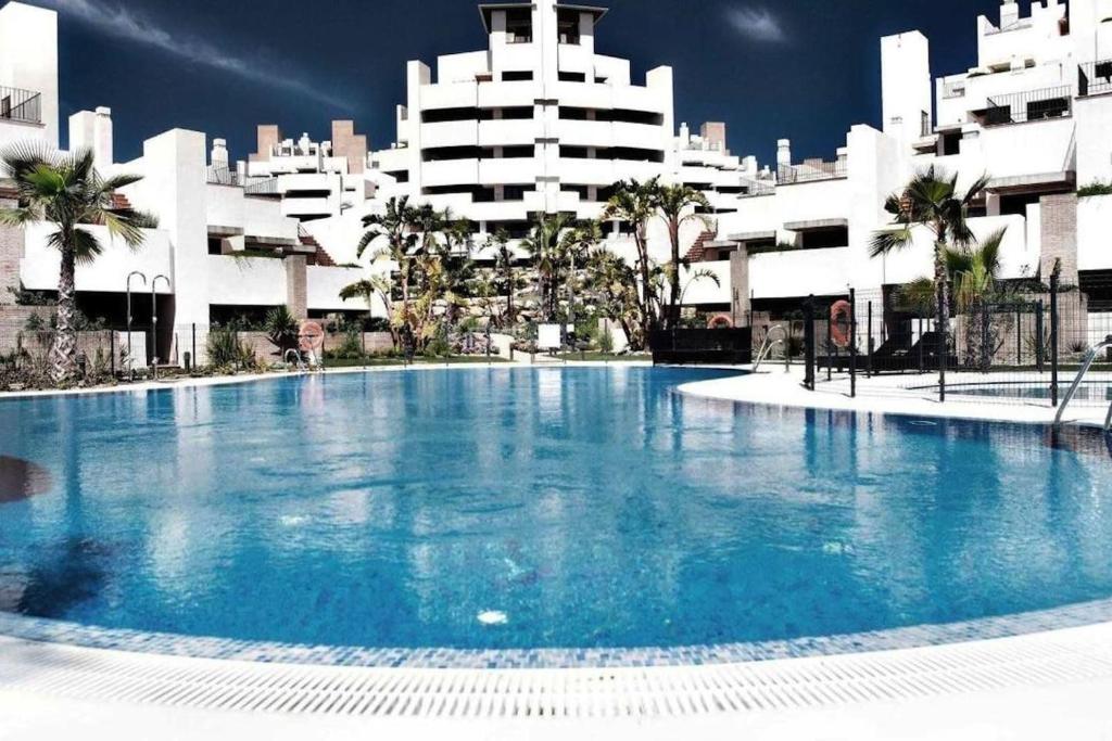 Bazén v ubytovaní 110 - Beach Two-Bedroom Apartment alebo v jeho blízkosti