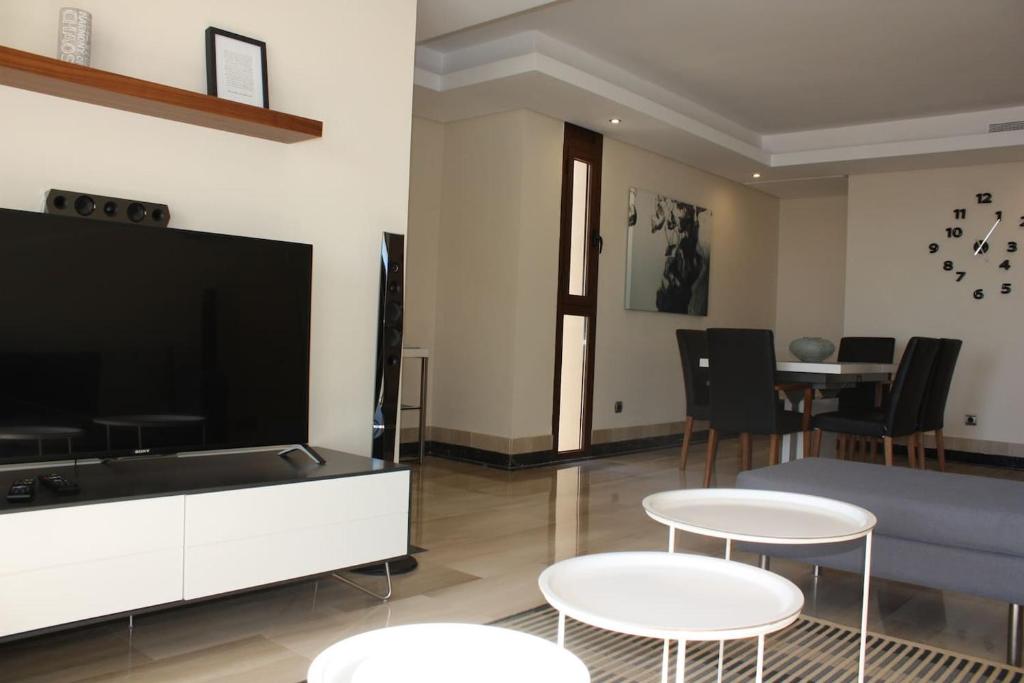 Televízia a/alebo spoločenská miestnosť v ubytovaní 110 - Beach Two-Bedroom Apartment