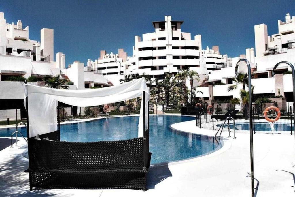 Bazén v ubytovaní 110 - Beach Two-Bedroom Apartment alebo v jeho blízkosti