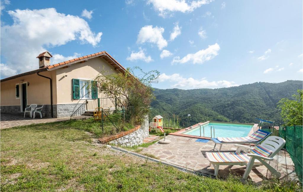 Cảnh núi rừng hoặc tầm nhìn ra núi từ nhà nghỉ dưỡng