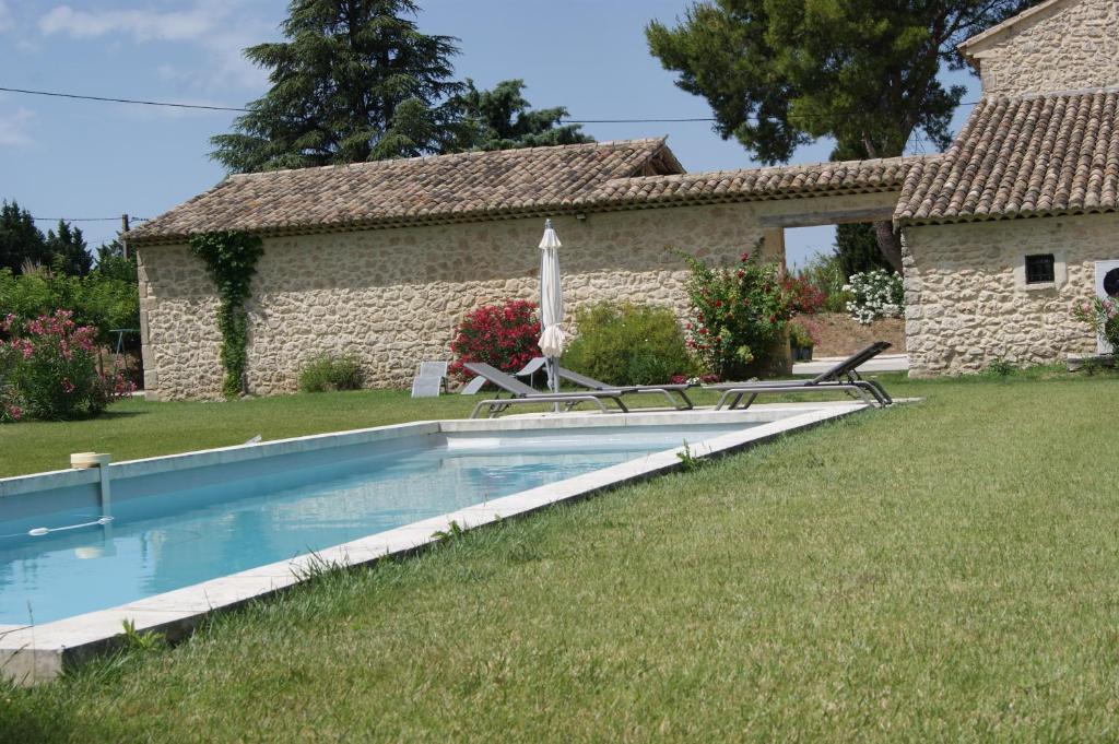 Bazén v ubytování B&B dans Mas en pierres nebo v jeho okolí