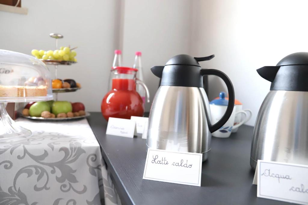 Příslušenství pro přípravu čaje a kávy v ubytování Albergo Cantiani