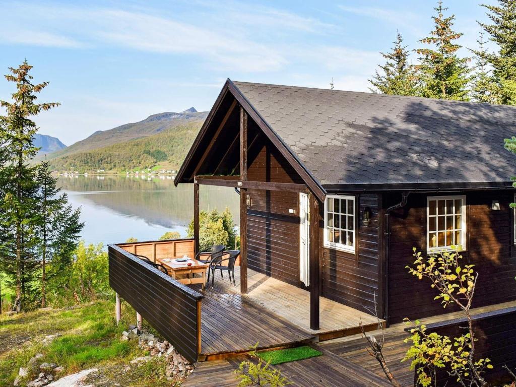 eine Hütte auf einer Terrasse mit Seeblick in der Unterkunft 5 person holiday home in Botnhamn in Botnhamn