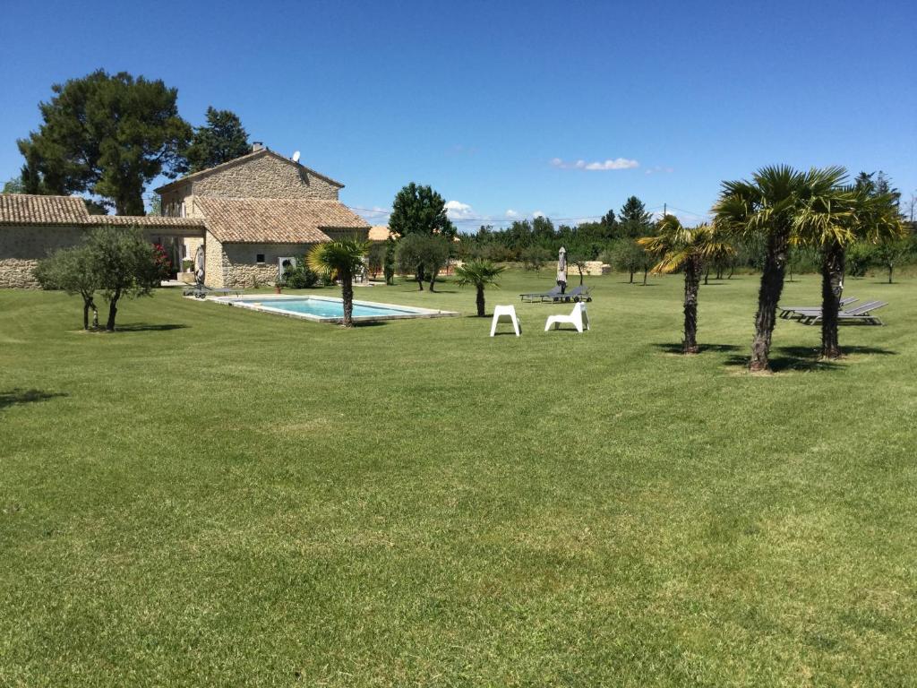 Bazén v ubytování B&B dans Mas en pierres nebo v jeho okolí