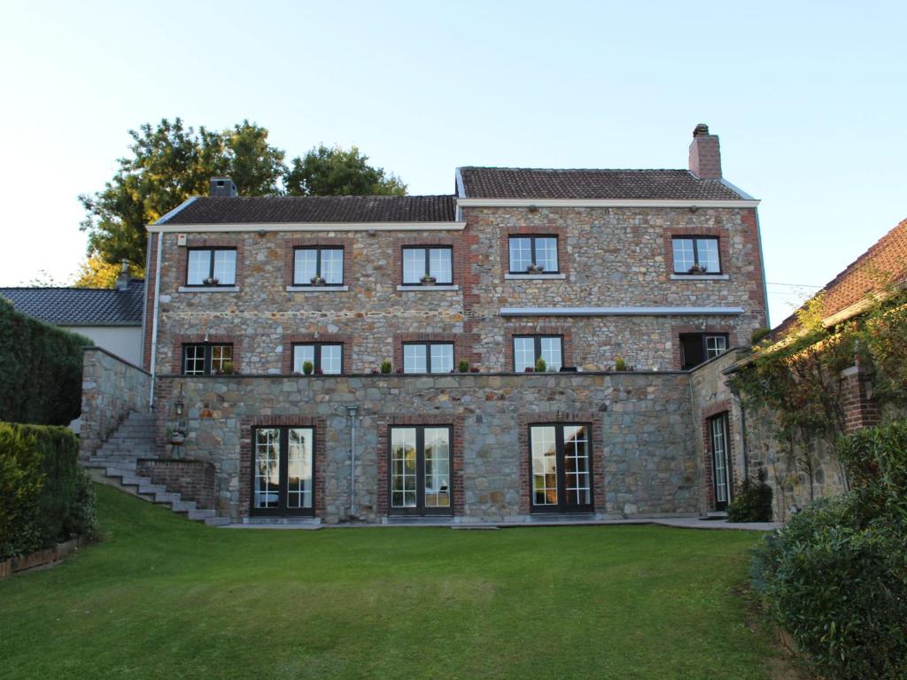 une grande maison en briques avec une grande cour dans l'établissement Luxury villa with heated pool near Li ge, à Aubel