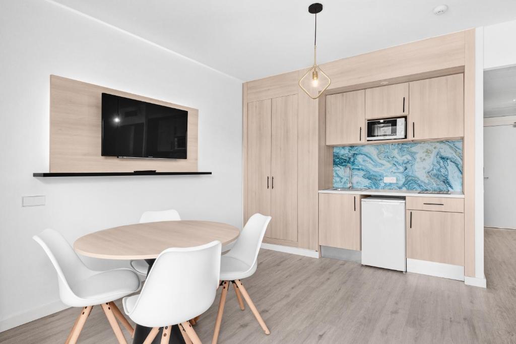 Kuchyň nebo kuchyňský kout v ubytování Palmanova Suites by TRH