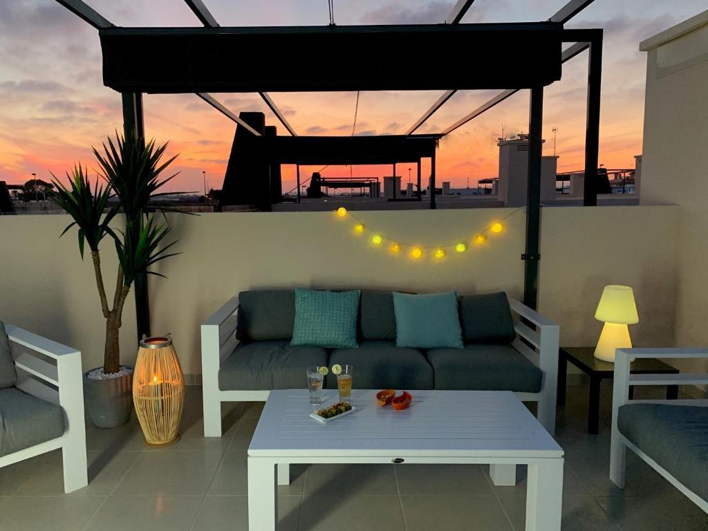 ein Wohnzimmer mit einem Sofa und einem Tisch in der Unterkunft Higuericas Costa 412 - Rooftop terrace and pool view 300 m from beach in Pilar de la Horadada