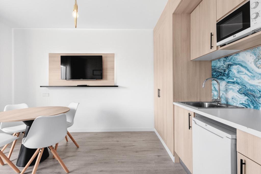 Kuchyň nebo kuchyňský kout v ubytování Palmanova Suites by TRH