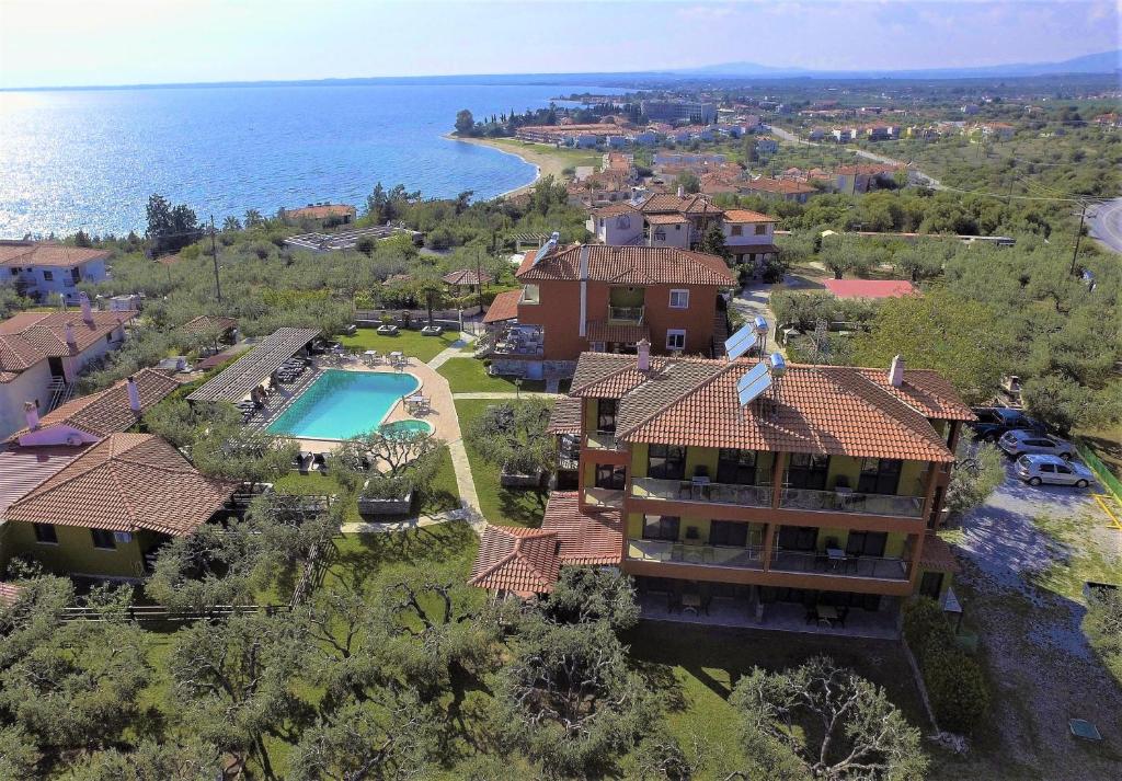 Sunday Resort في غيراكيني: منظر جوي لمنزل به حوض سباحة