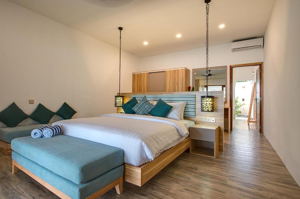 Postel nebo postele na pokoji v ubytování Rahaa Resort Maldives