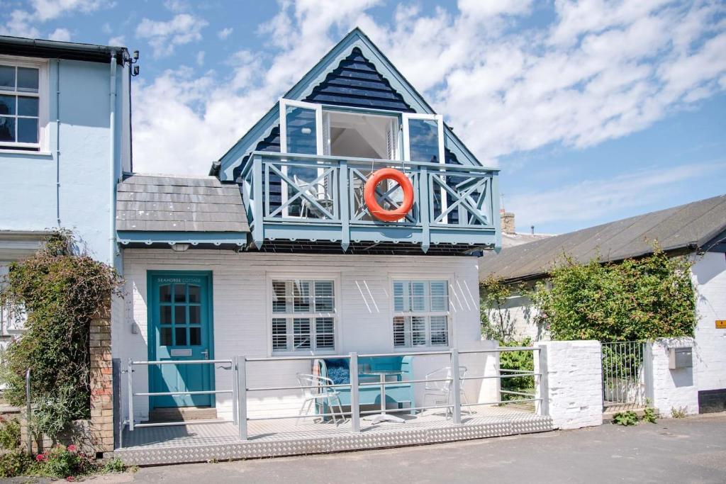 uma casa com um salva-vidas em cima dela em Seahorse Cottage em Aldeburgh