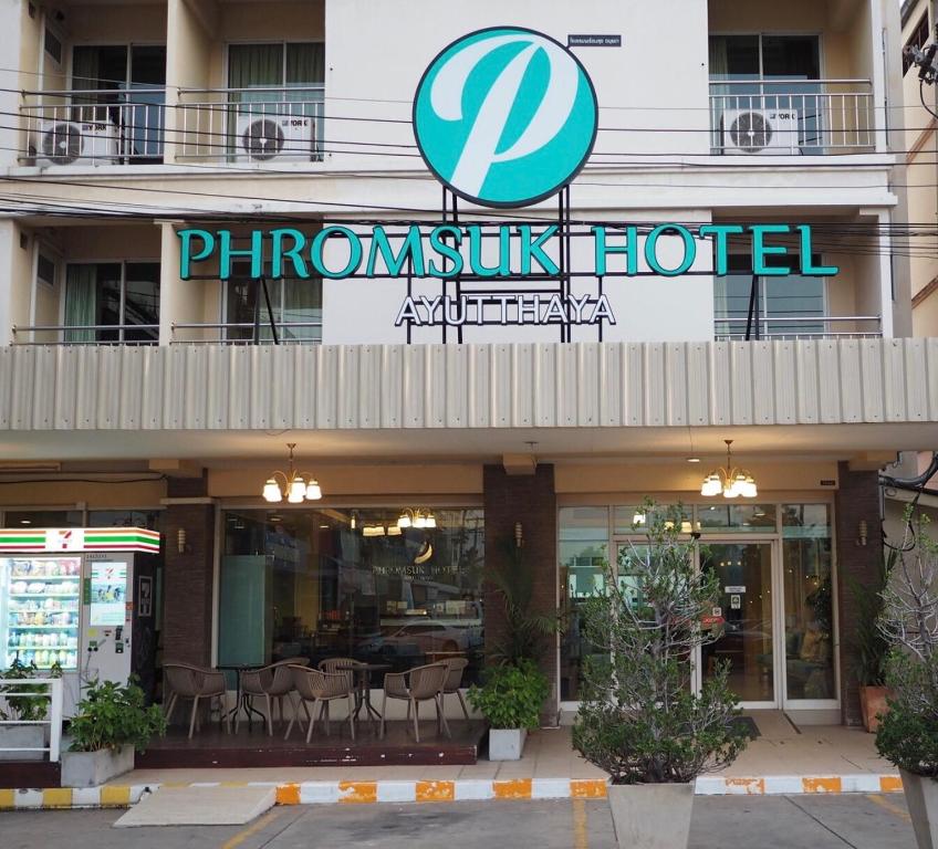 大城的住宿－Phromsuk Hotel Ayutthaya，大楼前的凤凰酒店标志