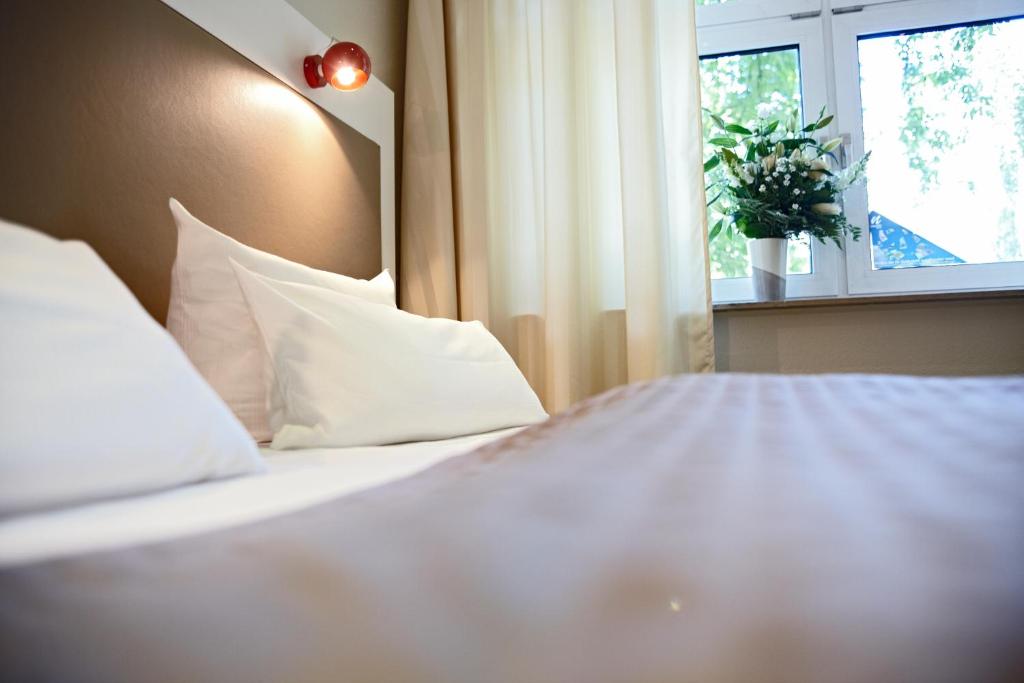 Posteľ alebo postele v izbe v ubytovaní Hotel Domicil Hamburg by Golden Tulip