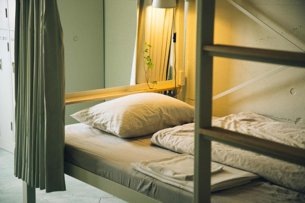Postel nebo postele na pokoji v ubytování Nui. HOSTEL & BAR LOUNGE