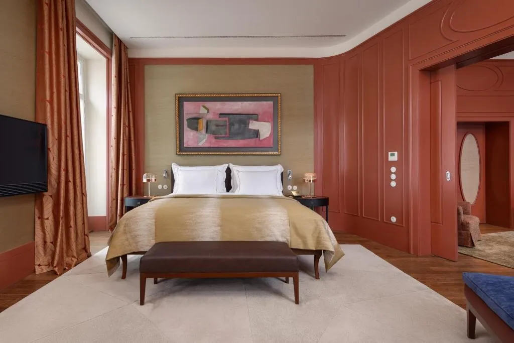 Suite with Square View