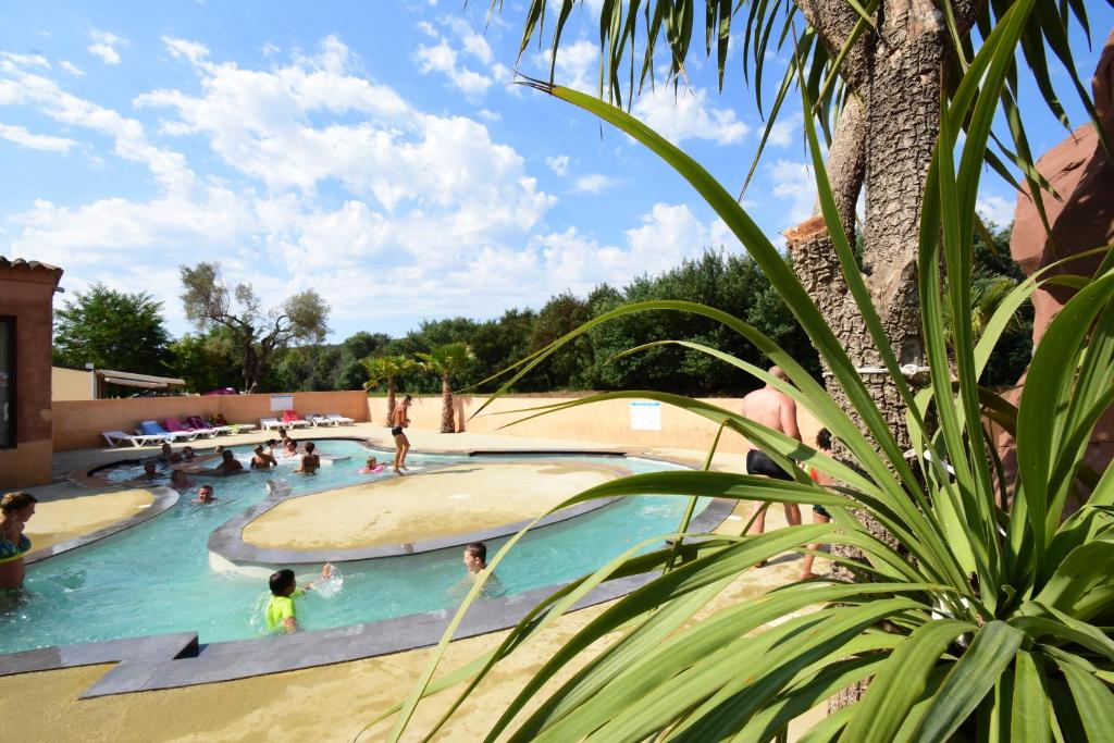 Vue sur la piscine de l&#39;&eacute;tablissement Camping Vall&eacute;e du Paradis ou sur une piscine &agrave; proximit&eacute;