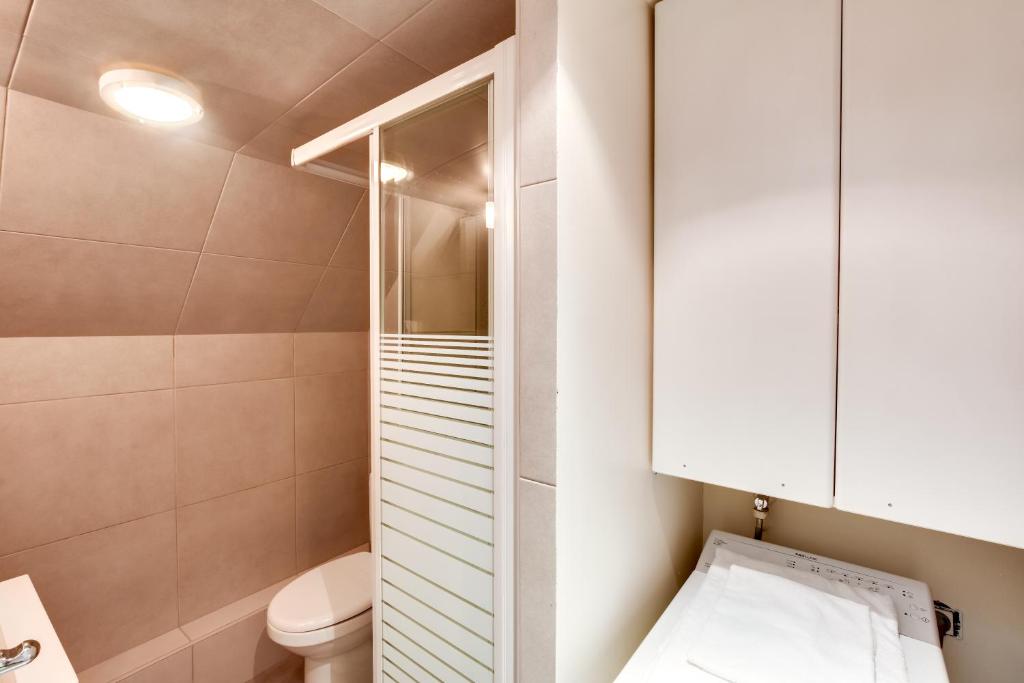 une petite salle de bain avec toilettes et douche dans l'établissement Unit 011 Saint Germain des Près (Seine), à Paris