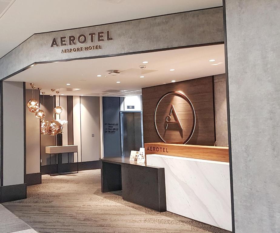 een winkel lobby met een bord voor Aarrot chiropractor bij Aerotel London Heathrow, Terminal 2 & Terminal 3 in Hillingdon