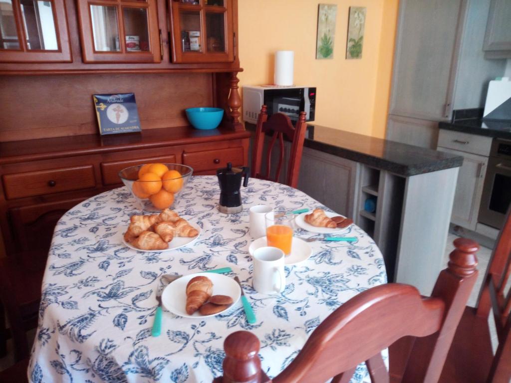 サンティアゴ・デ・コンポステーラにあるHogar Laranafranのパン皿とオレンジの入ったテーブル