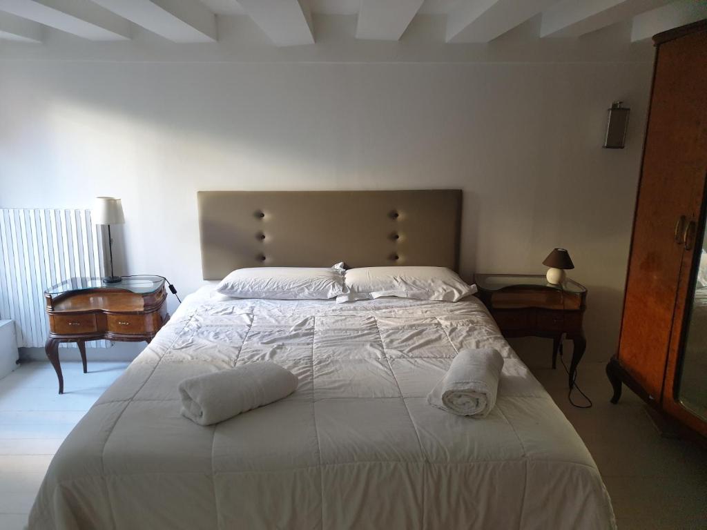 ein Schlafzimmer mit einem großen Bett mit zwei Kissen darauf in der Unterkunft ai Templari San Marco in Venedig