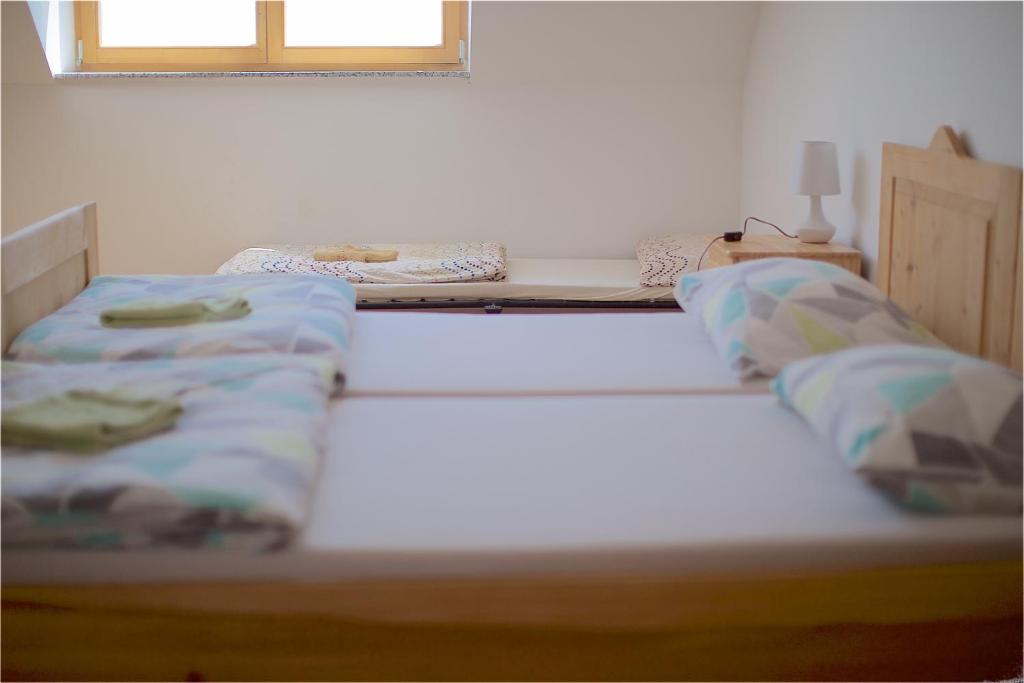 Postel nebo postele na pokoji v ubytování Tourist Farm Apartments Lovrec