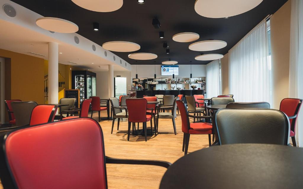 Restaurace v ubytování Pflegehotel Sutz-Lattrigen