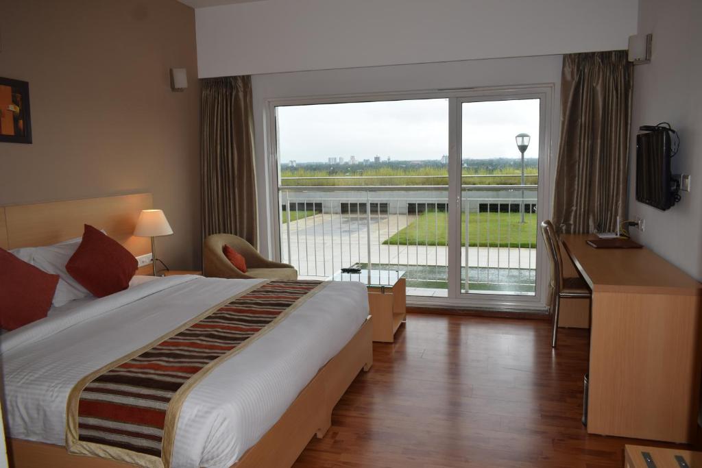 Postel nebo postele na pokoji v ubytování Starlit Suites Kochi