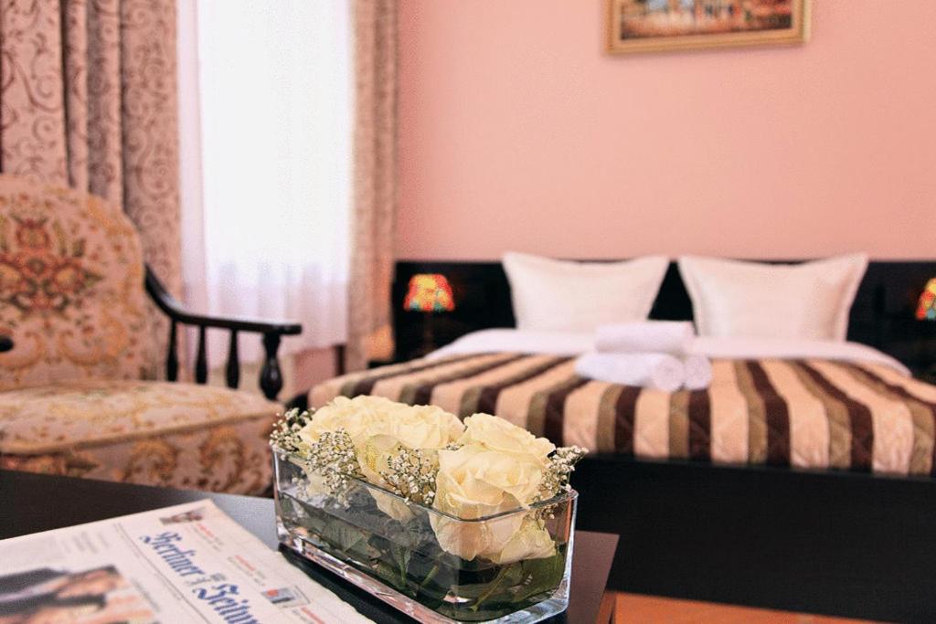 Postel nebo postele na pokoji v ubytování Hotel-Pension Cortina