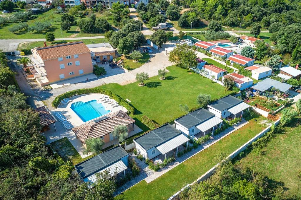 eine Luftansicht eines Hauses mit Pool in der Unterkunft Mobile Home Rojnic in Banjole