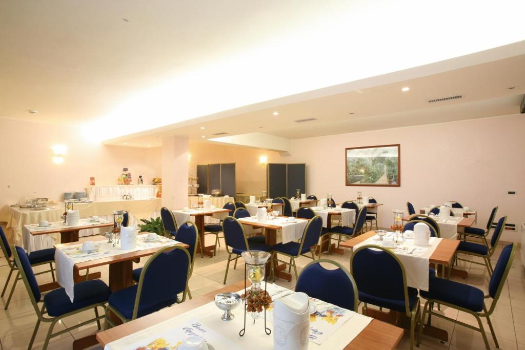 a dining room with tables and chairs at Hotel Levante in Fossacesia